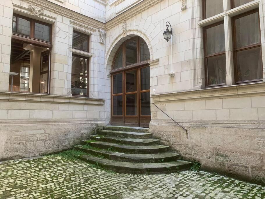 Hotel Robin Quantin In The Heart Of Old Tours Exterior photo